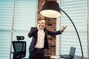 Bir cep telefonu, Office, üst düzey işadamı, cep telefonu, iş kavramı üzerinde konuşurken işadamı portresi telefonda konuşan işadamı konuşurken bir işadamı