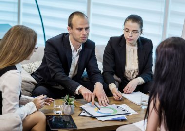 İş insanlar toplantı konferans tartışma şirket kavramı, iş takım, belgeler ve fikirler, tartışırken iş ortakları modern bir ofis iş Konferansı