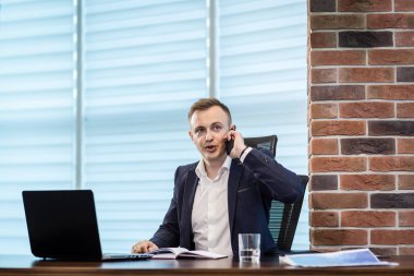 Bir cep telefonu, Office, üst düzey işadamı, cep telefonu, iş kavramı üzerinde konuşurken işadamı portresi telefonda konuşan işadamı konuşurken bir işadamı