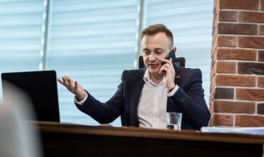 Bir cep telefonu, Office, üst düzey işadamı, cep telefonu, iş kavramı üzerinde konuşurken işadamı portresi telefonda konuşan işadamı konuşurken bir işadamı