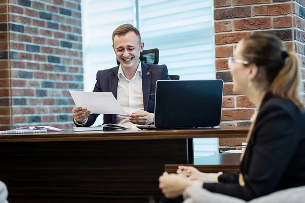 Ludzie spotkania Konferencji dyskusji korporacyjnych koncepcja biznesowa, działalności zespołu, partnerów biznesowych, omawianie dokumentów i pomysły, Business conference w nowoczesnym biurze — Zdjęcie stockowe