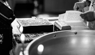 Kilise kap bir sunak, glans, çapraz İncil masada, kilisenin sunak üzerinde su vaftiz, Ortodoks rahip töreni vaftiz için gerekli çeşitli nesnelerle İncil'in üzerine bir tablo tutar