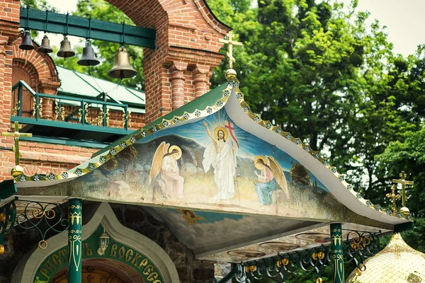 Vinnitsa, Ucrania - 25 de mayo de 2017.Hermosa búsqueda en Vinnitsa, Ucrania.Entrada a la iglesia, fachada del edificio — Foto de Stock