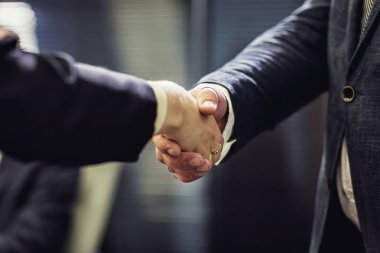 İş adamları, el sallayarak bir buluşma bitirme iş insanlar sallayarak elleri sözleşmesi kavramı, iş el sıkışma, karşılıklı ofis, yakın çekim el sıkışma