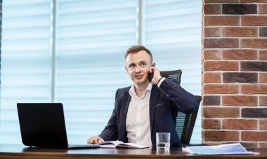 Bir cep telefonu, Office, üst düzey işadamı, cep telefonu, iş kavramı üzerinde konuşurken işadamı portresi telefonda konuşan işadamı konuşurken bir işadamı