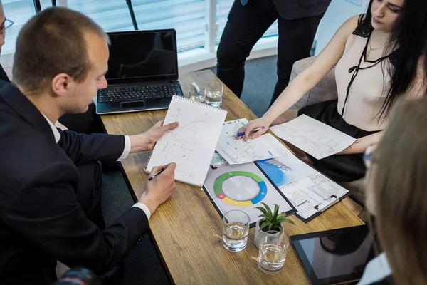 Personer möte konferensen diskussion företagets affärsidé, business-team, affärspartners diskutera dokument och idéer, Business konferensen i ett modernt kontor — Stockfoto