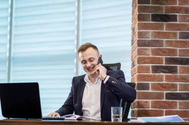 Bir cep telefonu, Office, üst düzey işadamı, cep telefonu, iş kavramı üzerinde konuşurken işadamı portresi telefonda konuşan işadamı konuşurken bir işadamı