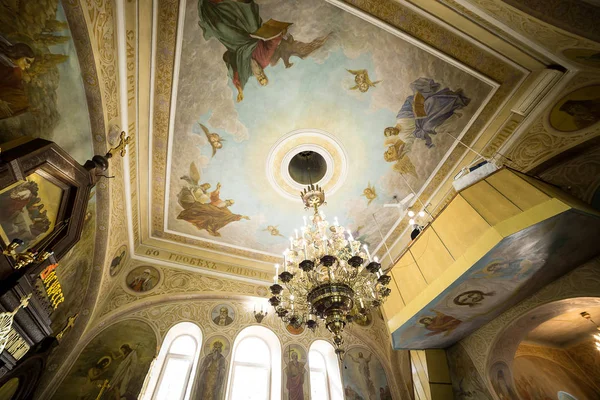Vinnitsa, Ucrania - 28 de abril de 2017. Araña vintage, hermosa iglesia, araña con candelabros —  Fotos de Stock