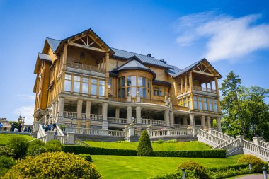 Mezhgorye, Ukrayna-27,2017.Landscaping Bahçe olabilir. Bahçedeki yolu. Güzel arka bahçe peyzaj tasarımı, bazı çiçekler ve düzeltilmiş açık avluda güzel kesilmiş çalılar manzara resmi