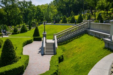 Mezhgorye, Ukrayna-27,2017.Landscaping Bahçe olabilir. Bahçedeki yolu. Güzel arka bahçe peyzaj tasarımı, bazı çiçekler ve düzeltilmiş açık avluda güzel kesilmiş çalılar manzara resmi