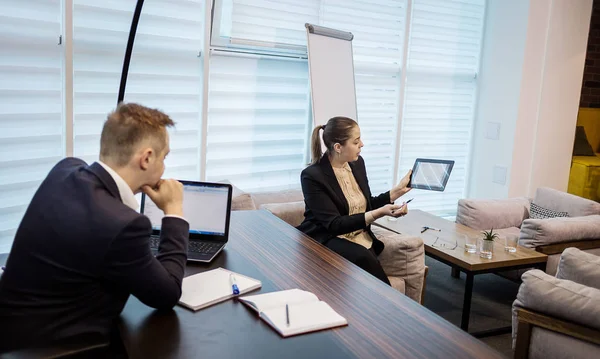 Ludzie spotkania Konferencji dyskusji korporacyjnych koncepcja biznesowa, działalności zespołu, partnerów biznesowych, omawianie dokumentów i pomysły, Business conference w nowoczesnym biurze — Zdjęcie stockowe