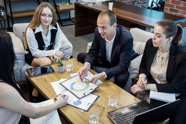 Personer möte konferensen diskussion företagets affärsidé, business-team, affärspartners diskutera dokument och idéer, Business konferensen i ett modernt kontor — Stockfoto