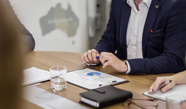 Personer möte konferensen diskussion företagets affärsidé, business-team, affärspartners diskutera dokument och idéer, Business konferensen i ett modernt kontor — Stockfoto