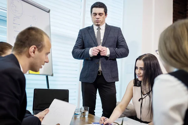 İş insanlar toplantı konferans tartışma şirket kavramı, iş takım, belgeler ve fikirler, tartışırken iş ortakları modern bir ofis iş Konferansı