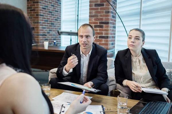 Ludzie spotkania Konferencji dyskusji korporacyjnych koncepcja biznesowa, działalności zespołu, partnerów biznesowych, omawianie dokumentów i pomysły, Business conference w nowoczesnym biurze — Zdjęcie stockowe