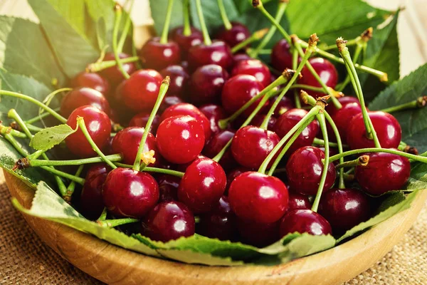 Cerezas en cesta sobre mesa de madera.Cereza.Cereza. Cerezas en tazón. Cereza roja. Cerezas dulces frescas con gotas de agua, concepto de alimentos cercanos up.healthy, enfoque suave —  Fotos de Stock