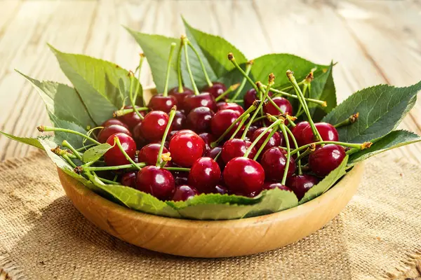 Cerezas en cesta sobre mesa de madera.Cereza.Cereza. Cerezas en tazón. Cereza roja. Cerezas dulces frescas con gotas de agua, concepto de alimentos cercanos up.healthy, enfoque suave —  Fotos de Stock