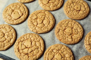 Bisküvi tatlı kurabiye arka plan. Yerli yığılmış tereyağı bisküvi desen kavramı, makro yakından. Ev yapımı kurabiye ahşap masa üzerinde. Mısır gevreği bisküvi susam, yer fıstığı, ayçiçeği ve amaranth.