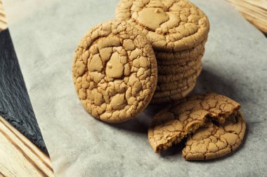 Bisküvi tatlı kurabiye arka plan. Yerli yığılmış tereyağı bisküvi desen kavramı, makro yakından. Ev yapımı kurabiye ahşap masa üzerinde. Mısır gevreği bisküvi susam, yer fıstığı, ayçiçeği ve amaranth.