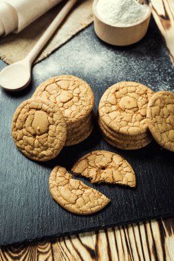 Bisküvi tatlı kurabiye arka plan. Yerli yığılmış tereyağı bisküvi desen kavramı, makro yakından. Ev yapımı kurabiye ahşap masa üzerinde. Mısır gevreği bisküvi susam, yer fıstığı, ayçiçeği ve amaranth.