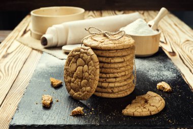 Bisküvi tatlı kurabiye arka plan. Yerli yığılmış tereyağı bisküvi desen kavramı, makro yakından. Ev yapımı kurabiye ahşap masa üzerinde. Mısır gevreği bisküvi susam, yer fıstığı, ayçiçeği ve amaranth.