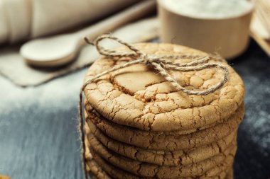 Bisküvi tatlı kurabiye arka plan. Yerli yığılmış tereyağı bisküvi desen kavramı, makro yakından. Ev yapımı kurabiye ahşap masa üzerinde. Mısır gevreği bisküvi susam, yer fıstığı, ayçiçeği ve amaranth.