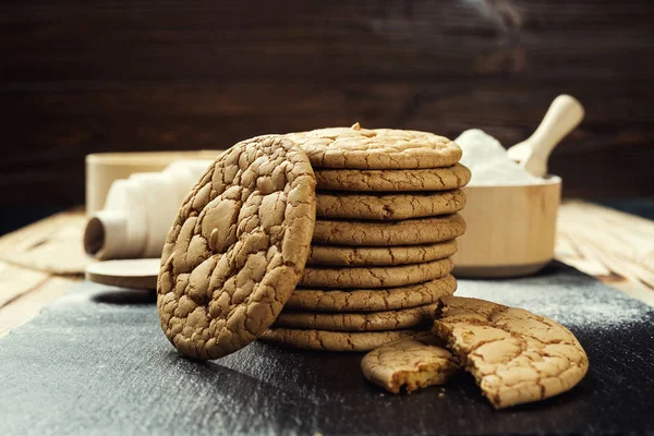 Bisküvi tatlı kurabiye arka plan. Yerli yığılmış tereyağı bisküvi desen kavramı, makro yakından. Ev yapımı kurabiye ahşap masa üzerinde. Mısır gevreği bisküvi susam, yer fıstığı, ayçiçeği ve amaranth.