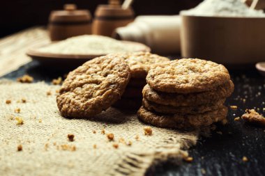 Bisküvi tatlı kurabiye arka plan. Yerli yığılmış tereyağı bisküvi desen kavramı, makro yakından. Ev yapımı kurabiye ahşap masa üzerinde. Mısır gevreği bisküvi susam, yer fıstığı, ayçiçeği ve amaranth.