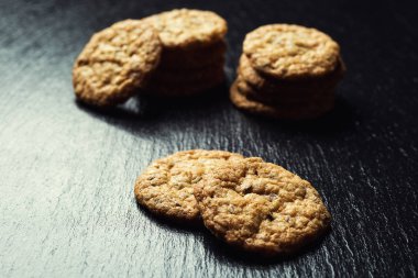 Bisküvi tatlı kurabiye arka plan. Yerli yığılmış tereyağı bisküvi desen kavramı, makro yakından. Ev yapımı kurabiye ahşap masa üzerinde. Mısır gevreği bisküvi susam, yer fıstığı, ayçiçeği ve amaranth.