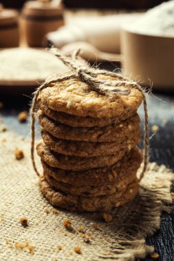 Bisküvi tatlı kurabiye arka plan. Yerli yığılmış tereyağı bisküvi desen kavramı, makro yakından. Ev yapımı kurabiye ahşap masa üzerinde. Mısır gevreği bisküvi susam, yer fıstığı, ayçiçeği ve amaranth.
