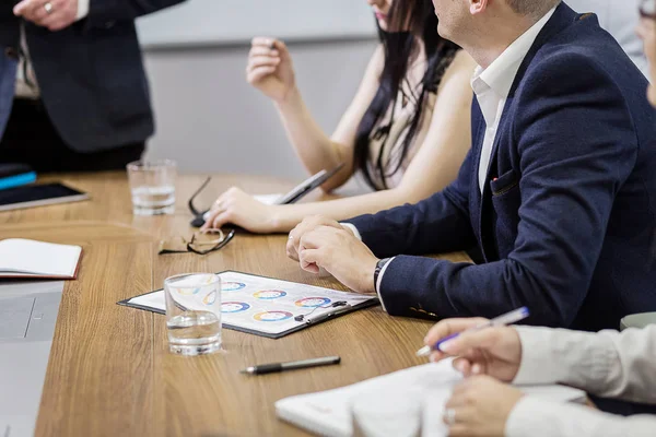 İş insanlar toplantı konferans tartışma şirket kavramı, iş takım, belgeler ve fikirler, tartışırken iş ortakları modern bir ofis iş Konferansı