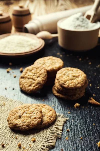 Bisküvi tatlı kurabiye arka plan. Yerli yığılmış tereyağı bisküvi desen kavramı, makro yakından. Ev yapımı kurabiye ahşap masa üzerinde. Mısır gevreği bisküvi susam, yer fıstığı, ayçiçeği ve amaranth.