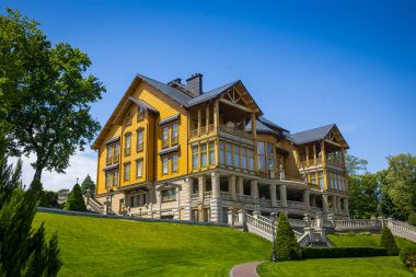 Bahçede peyzaj. Bahçedeki yolu. Güzel arka bahçe peyzaj tasarımı, bazı çiçekler ve düzeltilmiş açık avluda güzel kesilmiş çalılar manzara resmi