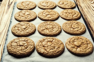 Bisküvi tatlı kurabiye arka plan. Yerli yığılmış tereyağı bisküvi desen kavramı, makro yakından. Ev yapımı kurabiye ahşap masa üzerinde. Mısır gevreği bisküvi susam, yer fıstığı, ayçiçeği ve amaranth.