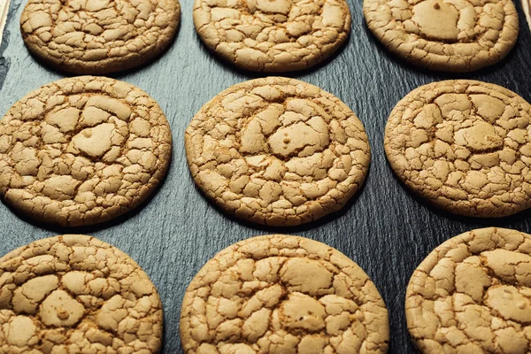 Galleta dulce galleta de fondo. Concepto de patrón de galletas de mantequilla apiladas domésticas, cierre macro.Galletas caseras en mesa de madera.Galletas de cereales con sésamo, cacahuetes, girasol y amaranto . — Foto de Stock