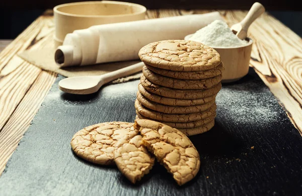 Bisküvi tatlı kurabiye arka plan. Yerli yığılmış tereyağı bisküvi desen kavramı, makro yakından. Ev yapımı kurabiye ahşap masa üzerinde. Mısır gevreği bisküvi susam, yer fıstığı, ayçiçeği ve amaranth.