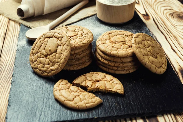 Bisküvi tatlı kurabiye arka plan. Yerli yığılmış tereyağı bisküvi desen kavramı, makro yakından. Ev yapımı kurabiye ahşap masa üzerinde. Mısır gevreği bisküvi susam, yer fıstığı, ayçiçeği ve amaranth.