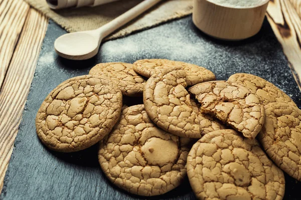 Bisküvi tatlı kurabiye arka plan. Yerli yığılmış tereyağı bisküvi desen kavramı, makro yakından. Ev yapımı kurabiye ahşap masa üzerinde. Mısır gevreği bisküvi susam, yer fıstığı, ayçiçeği ve amaranth.