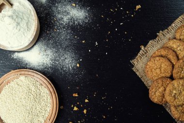 Bisküvi tatlı kurabiye arka plan. Yerli yığılmış tereyağı bisküvi desen kavramı, makro yakından. Ev yapımı kurabiye ahşap masa üzerinde. Mısır gevreği bisküvi susam, yer fıstığı, ayçiçeği ve amaranth.