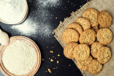 Bisküvi tatlı kurabiye arka plan. Yerli yığılmış tereyağı bisküvi desen kavramı, makro yakından. Ev yapımı kurabiye ahşap masa üzerinde. Mısır gevreği bisküvi susam, yer fıstığı, ayçiçeği ve amaranth.