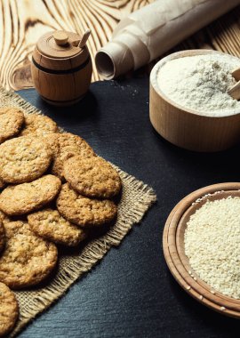 Bisküvi tatlı kurabiye arka plan. Yerli yığılmış tereyağı bisküvi desen kavramı, makro yakından. Ev yapımı kurabiye ahşap masa üzerinde. Mısır gevreği bisküvi susam, yer fıstığı, ayçiçeği ve amaranth.
