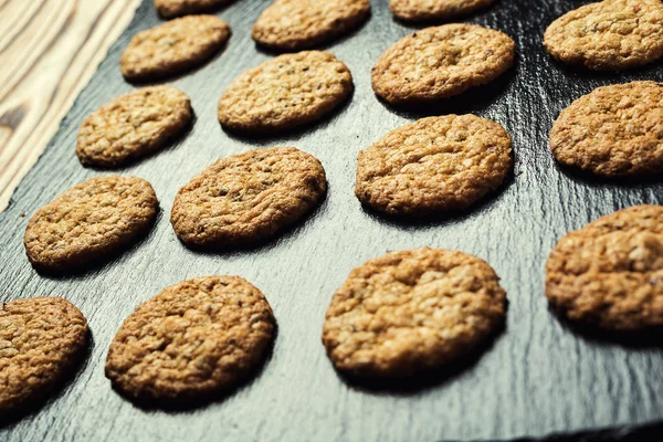 Galleta dulce galleta de fondo. Concepto de patrón de galletas de mantequilla apiladas domésticas, cierre macro.Galletas caseras en mesa de madera.Galletas de cereales con sésamo, cacahuetes, girasol y amaranto . — Foto de Stock