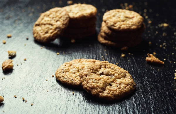 Bisküvi tatlı kurabiye arka plan. Yerli yığılmış tereyağı bisküvi desen kavramı, makro yakından. Ev yapımı kurabiye ahşap masa üzerinde. Mısır gevreği bisküvi susam, yer fıstığı, ayçiçeği ve amaranth.