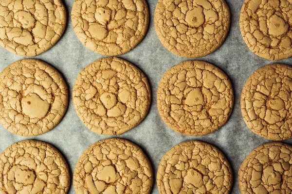 Biscuit dulce fundal cookie. Conceptul de model de biscuit de unt stivuit intern, închide macro.Biscuiți de casă pe masa de lemn.Biscuiți de cereale cu susan, arahide, floarea-soarelui și amarant . — Fotografie, imagine de stoc