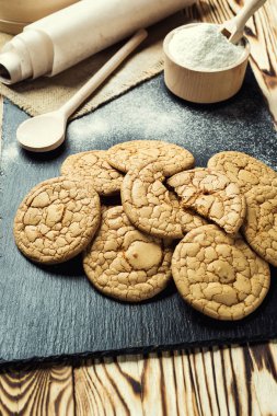 Bisküvi tatlı kurabiye arka plan. Yerli yığılmış tereyağı bisküvi desen kavramı, makro yakından. Ev yapımı kurabiye ahşap masa üzerinde. Mısır gevreği bisküvi susam, yer fıstığı, ayçiçeği ve amaranth.