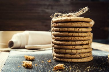 Bisküvi tatlı kurabiye arka plan. Yerli yığılmış tereyağı bisküvi desen kavramı, makro yakından. Ev yapımı kurabiye ahşap masa üzerinde. Mısır gevreği bisküvi susam, yer fıstığı, ayçiçeği ve amaranth.