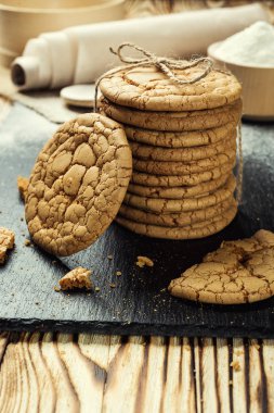 Bisküvi tatlı kurabiye arka plan. Yerli yığılmış tereyağı bisküvi desen kavramı, makro yakından. Ev yapımı kurabiye ahşap masa üzerinde. Mısır gevreği bisküvi susam, yer fıstığı, ayçiçeği ve amaranth.
