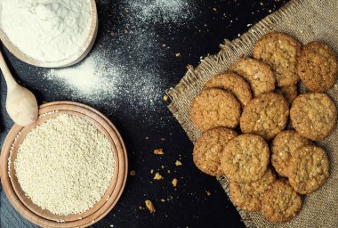 Bisküvi tatlı kurabiye arka plan. Yerli yığılmış tereyağı bisküvi desen kavramı, makro yakından. Ev yapımı kurabiye ahşap masa üzerinde. Mısır gevreği bisküvi susam, yer fıstığı, ayçiçeği ve amaranth.