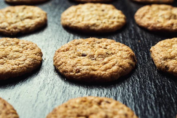 Bisküvi tatlı kurabiye arka plan. Yerli yığılmış tereyağı bisküvi desen kavramı, makro yakından. Ev yapımı kurabiye ahşap masa üzerinde. Mısır gevreği bisküvi susam, yer fıstığı, ayçiçeği ve amaranth.