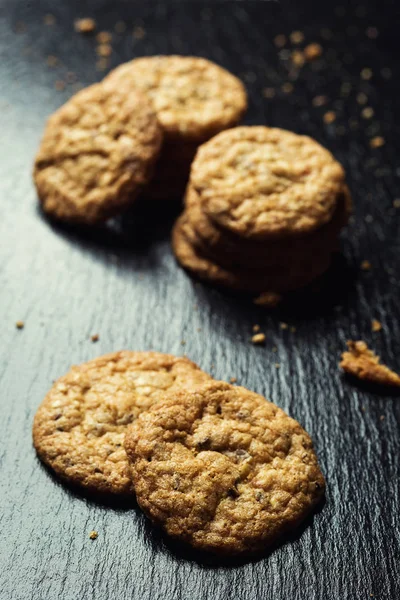 Galleta dulce galleta de fondo. Concepto de patrón de galletas de mantequilla apiladas domésticas, cierre macro.Galletas caseras en mesa de madera.Galletas de cereales con sésamo, cacahuetes, girasol y amaranto . — Foto de Stock